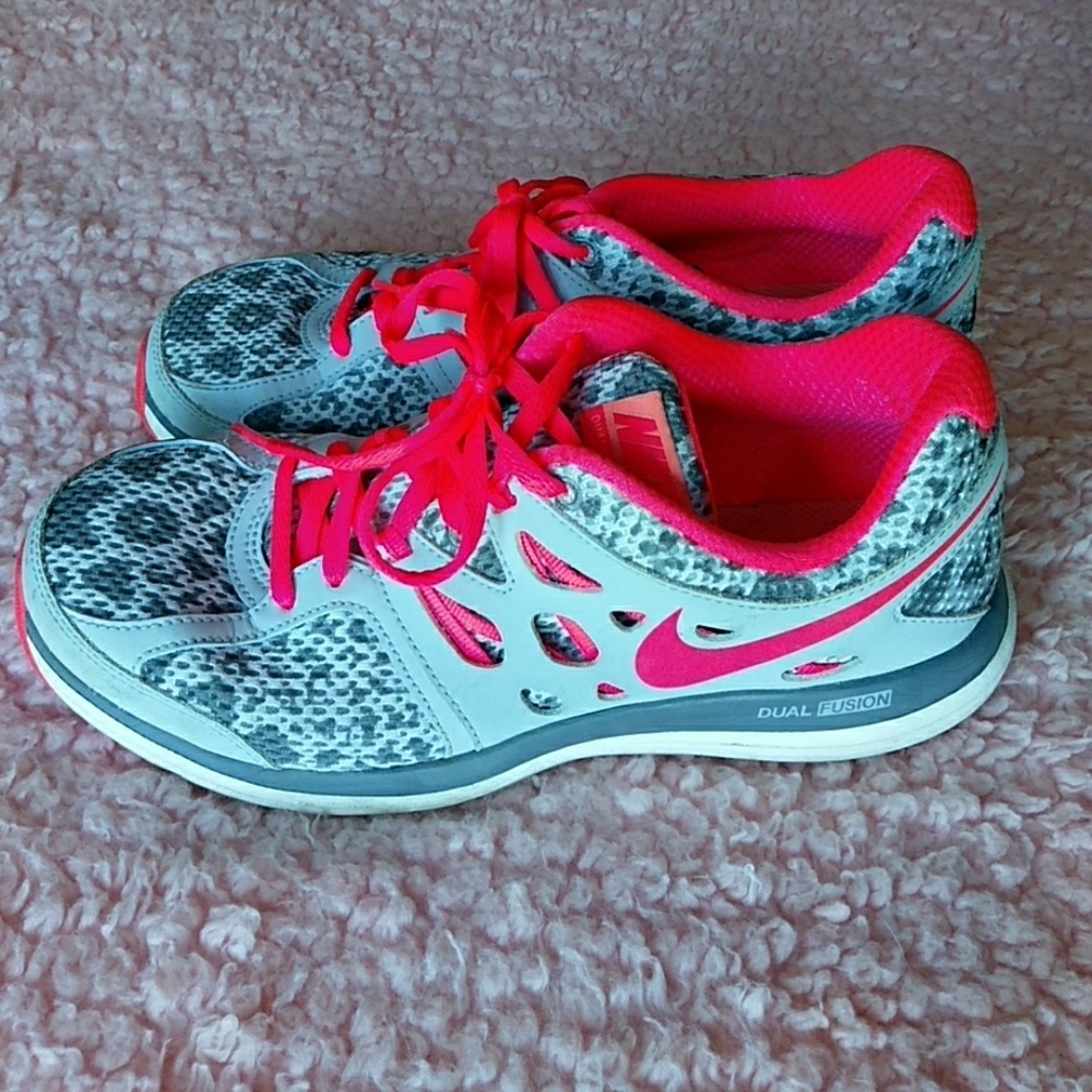 Size 7 womens Nike shoes